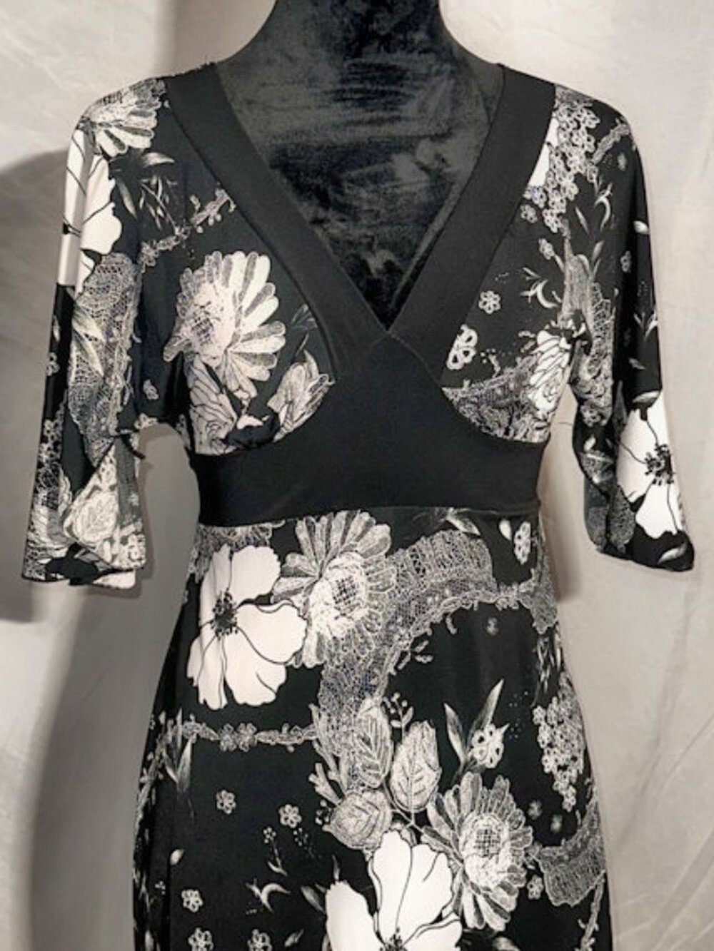 B. Moss Black and White Flowered Knit Dress, X-Small - Picture 7 of 10